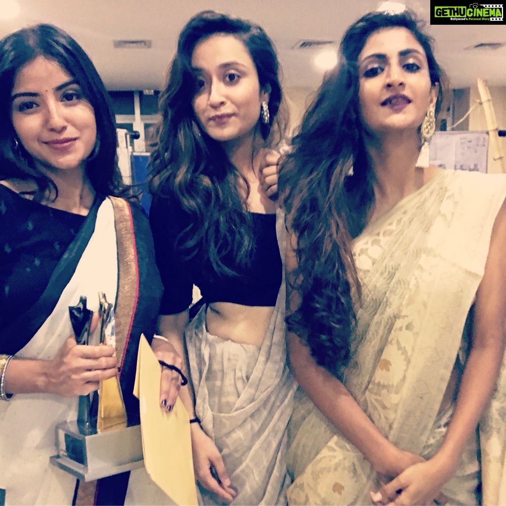 Kashmira Pardesi Instagram - Taking our final bow, it's our time to go. Hey, but at least we stole the show💫 #bestgraduationprojectaward #graduation2017🎓 #graduationnight National Institute Of Fashion Technology,NIFT