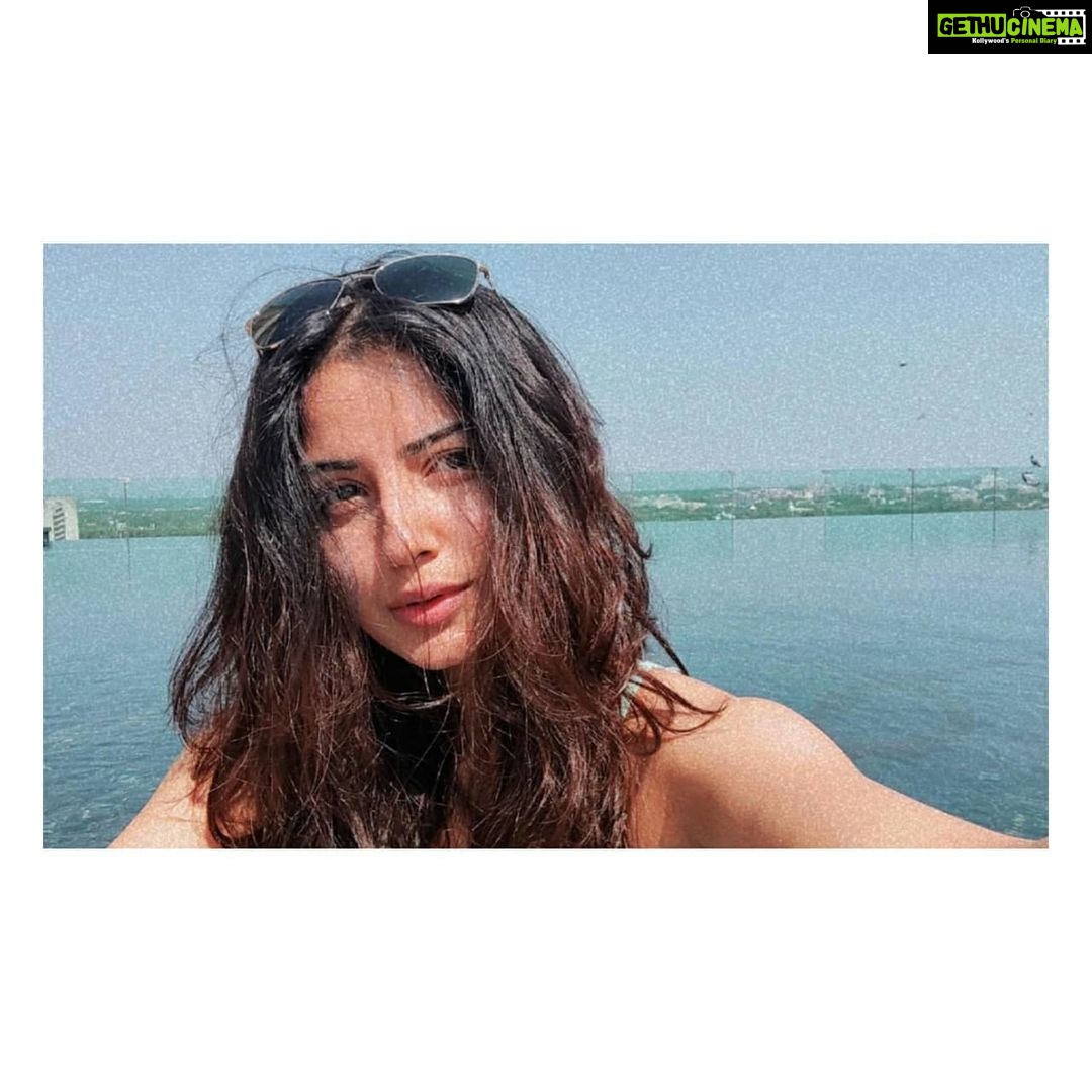 Kashmira Pardesi Instagram - Poolside is my best side☀️🐬