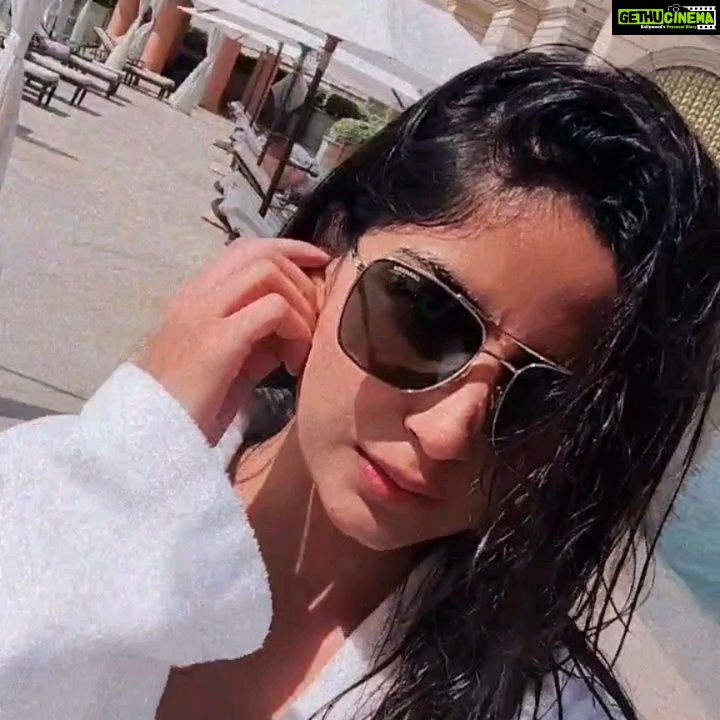 Kashmira Pardesi Instagram - Poolside is my best side☀️🐬