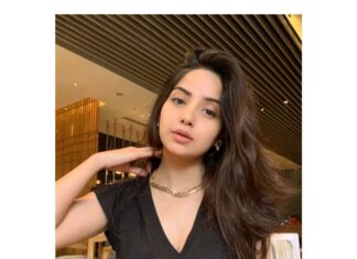 Kashmira Pardesi Instagram - On my way to an Eye roll! 🙄 And the other one is wishing you all happy Sundayy!! 🤗 PC #buzzkillnot💁🏻