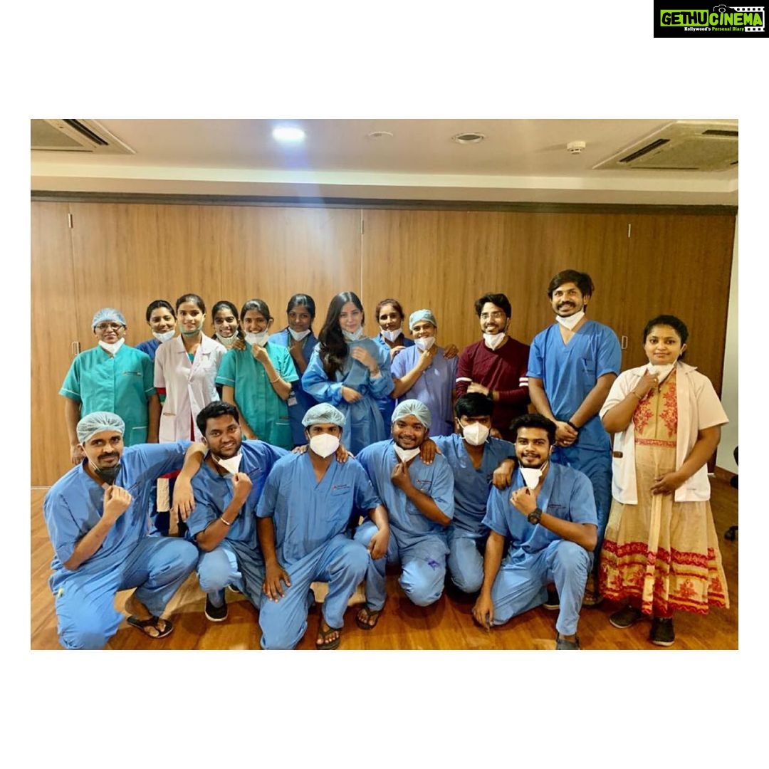 Kashmira Pardesi Instagram - While I was visiting the hospital today for my Nani as she is fighting COVID. I was thinking of her and realised that today is International Nurses day. Landed on that thought as she herself has been a Nurse. I was lucky to meet the sisters and brothers here at @lokmanya_hospital Pune. Ever grateful to them and all the nurses out there who are so STRONG and so KIND! Thank you and God bless❤️🙏🏽 #internationalnursesday #notaneasyjob #grateful