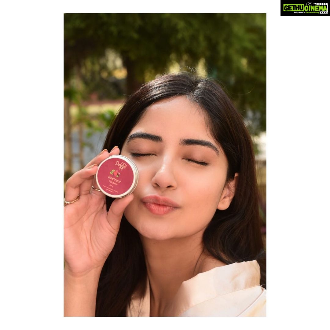 Kashmira Pardesi Instagram - Skincare I swear by @deyga_organics. My summers can't pass by without Deyga's Aloevera gel & all season favourite is #Beetrootlipbalm . A brand that you have my word for @deyga_organics PC @kalyaam_ . . . #myskincare #acne #healthyskin #love #glowing #instagood #kashmira #anbarivu #natural #handcrafted #summer #selfcare