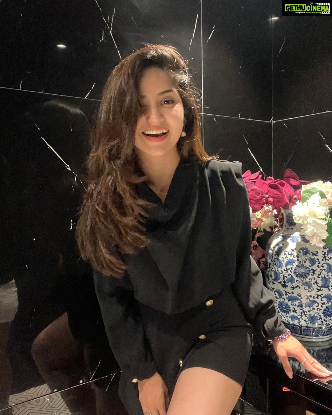 Kashmira Pardesi Instagram - Little bit of ritz a lil bit of that 🖤