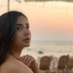 Kashmira Pardesi Instagram - Sooraj ki baahon mein 🙈 It's been long, how are you lovely people doing! 🥰 And this untagged friend here is a crazy photographer 💫💕 TulumGoa