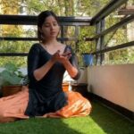 Kashmira Pardesi Instagram - Just something impromptu on my favourite lines! When @devika.panse comes home this is what we do 😂 This song might come off as a romantic one but to me it's something else 🧘 Pune, Maharashtra