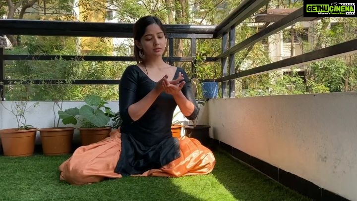 Kashmira Pardesi Instagram - Just something impromptu on my favourite lines! When @devika.panse comes home this is what we do π This song might come off as a romantic one but to me it's something else π§ Pune, Maharashtra