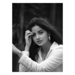 Kashmira Pardesi Instagram - Colour is everything, black and white is more. PC @kiransaphotography STYLIST @nandini_kalappa