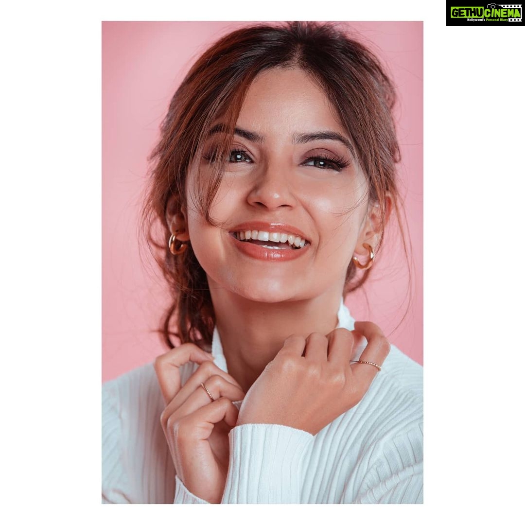 Kashmira Pardesi Instagram - Love how Rowell said - She never looked Nice, she looked like art. And art wasn't supposed to look nice. It was supposed to make you feel something.. PC @nachyketk HMUA @makemeblush STYLIST @almostdisha STUDIO @cubicstudio.pune