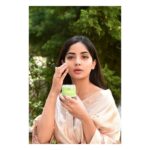 Kashmira Pardesi Instagram - Skincare I swear by @deyga_organics. My summers can't pass by without Deyga's Aloevera gel & all season favourite is #Beetrootlipbalm . A brand that you have my word for @deyga_organics PC @kalyaam_ . . . #myskincare #acne #healthyskin #love #glowing #instagood #kashmira #anbarivu #natural #handcrafted #summer #selfcare