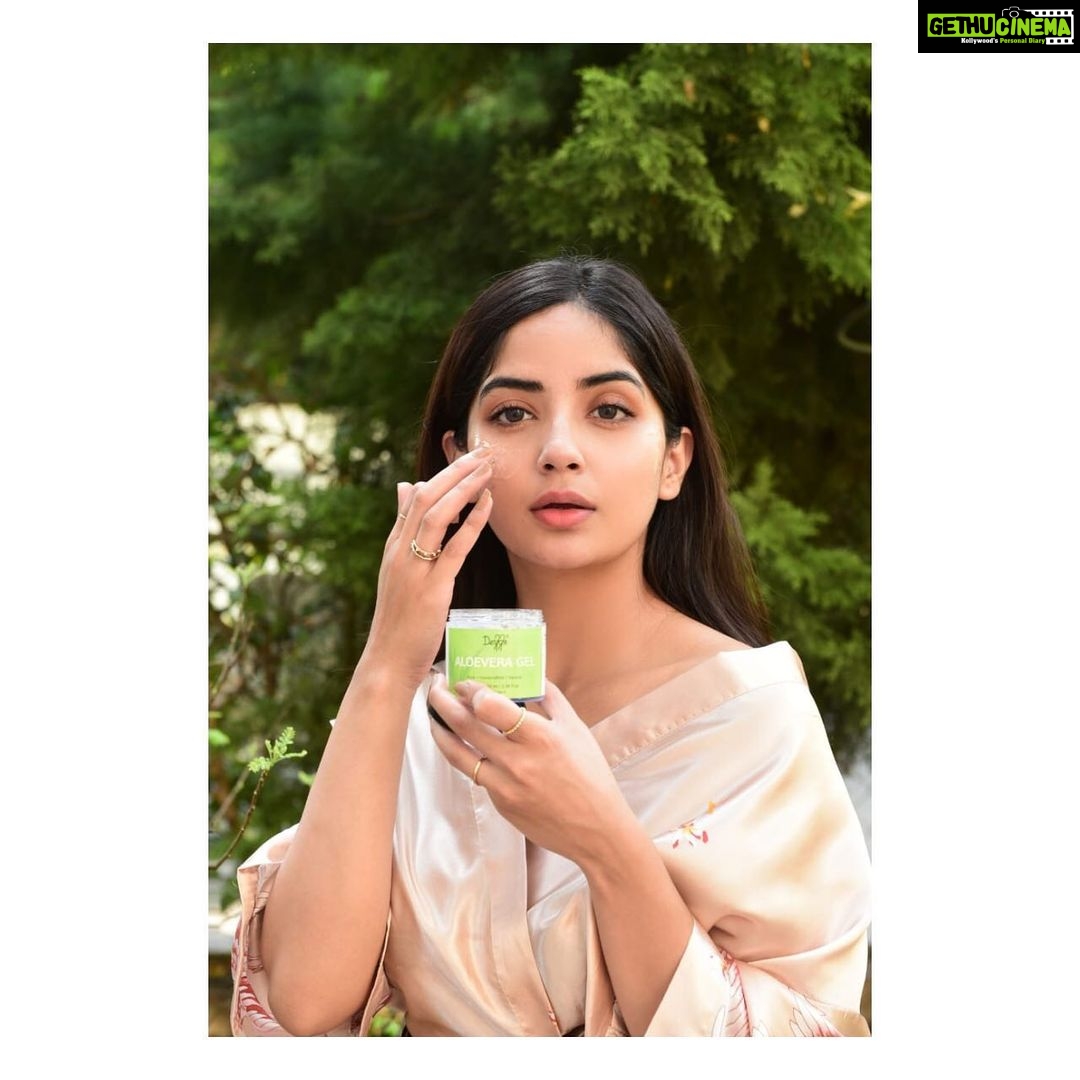 Kashmira Pardesi Instagram - Skincare I swear by @deyga_organics. My summers can't pass by without Deyga's Aloevera gel & all season favourite is #Beetrootlipbalm . A brand that you have my word for @deyga_organics PC @kalyaam_ . . . #myskincare #acne #healthyskin #love #glowing #instagood #kashmira #anbarivu #natural #handcrafted #summer #selfcare