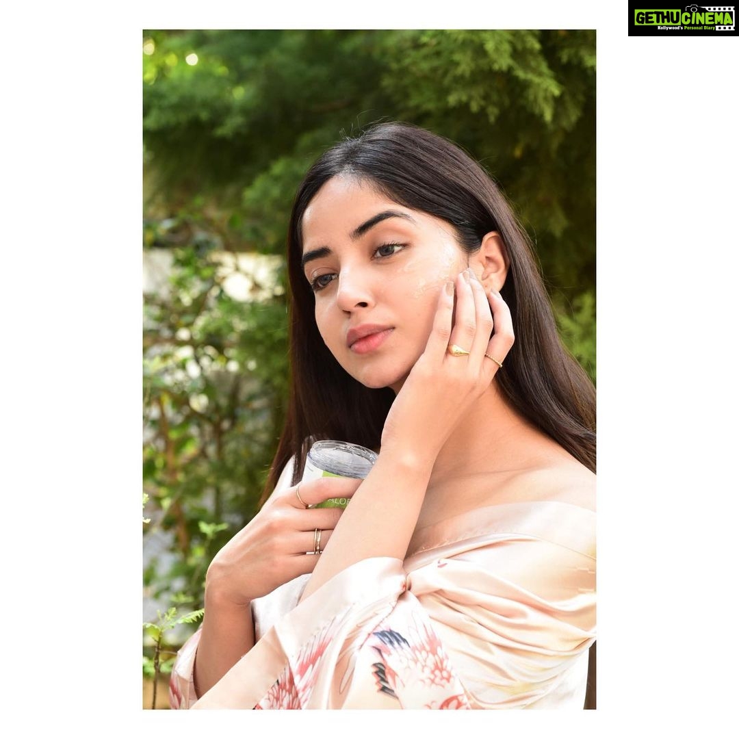 Kashmira Pardesi Instagram - Skincare I swear by @deyga_organics. My summers can't pass by without Deyga's Aloevera gel & all season favourite is #Beetrootlipbalm . A brand that you have my word for @deyga_organics PC @kalyaam_ . . . #myskincare #acne #healthyskin #love #glowing #instagood #kashmira #anbarivu #natural #handcrafted #summer #selfcare