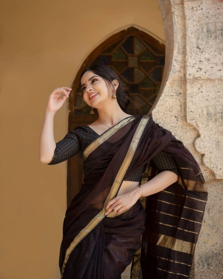 Kashmira Pardesi Instagram - I mean a Little Black dress is fine alright but a Black Sari is a Timeless knockout ✨ PC @kiransaphotography Outfit @thepallushop Styling @raksha_ravikkumar HMUA @kishoremakeupartist