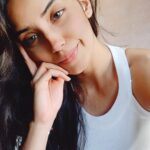 Kashmira Pardesi Instagram - The pimple that sits on your nose really changes your perspective. 🦄 #onepointperspective