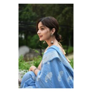 Kashmira Pardesi Instagram - Big Thank you to each and everyone of you! Overwhelmed with your love and wishes! Sending lots and lots of love! 💕💕💕 As it was about time for this look ! Also birthday tradition of b&w pictures must go on! 🌸 PC @kalyaam_ Outfit @aynaa_in #birthday #birthdaypost #lotsoflove #thankyou #grateful #traditionals #handloom #handblock #goodvibes #goodfeels