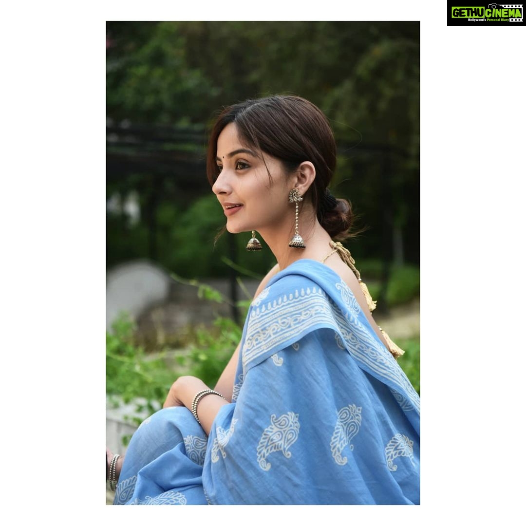 Kashmira Pardesi Instagram - Big Thank you to each and everyone of you! Overwhelmed with your love and wishes! Sending lots and lots of love! πππ As it was about time for this look ! Also birthday tradition of b&w pictures must go on! πΈ PC @kalyaam_ Outfit @aynaa_in #birthday #birthdaypost #lotsoflove #thankyou #grateful #traditionals #handloom #handblock #goodvibes #goodfeels
