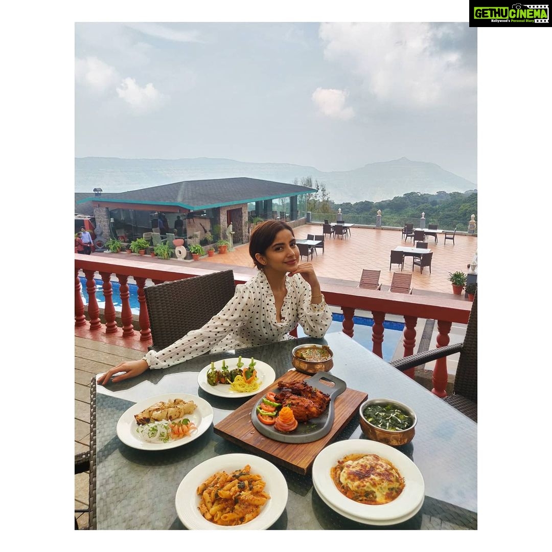 Kashmira Pardesi Instagram - What's better than great views, good food , cozy cafes and good people? π My first time stepping outside Pune post lockdown! Needed a break wanted to chill amidst nature, have some good food and relax. @brightlandresort ticked all the boxes for me with killer views from our beautiful suite ( which I will be sharing soon) food grilled to perfection and impeccable service! Definitely gained a few pounds but totally worth it! Hahah A perfect place for a staycation - Well sanitized and safety assured!! Enjoyed my stay here and hope to be back soon @brightlandresort β€οΈπΈ #travelagain #staycations #views #goodvibes #brightlandmahabaleshwar #kashmiratravels #mahabaleshwar