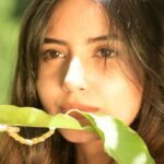 Kashmira Pardesi Instagram - Sunday Vibin' out 🍃 What's your sunday looking like? PC - @ark_photography_2000 little brother getting better day by day! #bts #shoot #naturetherapy