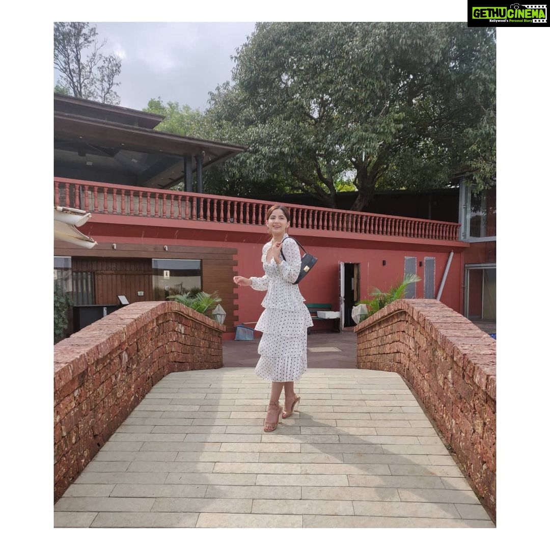 Kashmira Pardesi Instagram - What's better than great views, good food , cozy cafes and good people? π My first time stepping outside Pune post lockdown! Needed a break wanted to chill amidst nature, have some good food and relax. @brightlandresort ticked all the boxes for me with killer views from our beautiful suite ( which I will be sharing soon) food grilled to perfection and impeccable service! Definitely gained a few pounds but totally worth it! Hahah A perfect place for a staycation - Well sanitized and safety assured!! Enjoyed my stay here and hope to be back soon @brightlandresort β€οΈπΈ #travelagain #staycations #views #goodvibes #brightlandmahabaleshwar #kashmiratravels #mahabaleshwar