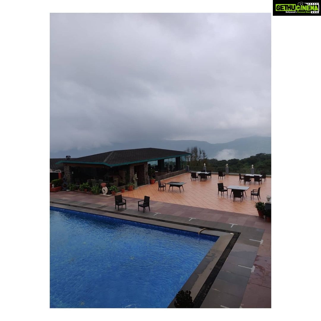 Kashmira Pardesi Instagram - What's better than great views, good food , cozy cafes and good people? π My first time stepping outside Pune post lockdown! Needed a break wanted to chill amidst nature, have some good food and relax. @brightlandresort ticked all the boxes for me with killer views from our beautiful suite ( which I will be sharing soon) food grilled to perfection and impeccable service! Definitely gained a few pounds but totally worth it! Hahah A perfect place for a staycation - Well sanitized and safety assured!! Enjoyed my stay here and hope to be back soon @brightlandresort β€οΈπΈ #travelagain #staycations #views #goodvibes #brightlandmahabaleshwar #kashmiratravels #mahabaleshwar