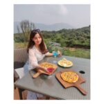Kashmira Pardesi Instagram - What's better than great views, good food , cozy cafes and good people? 💕 My first time stepping outside Pune post lockdown! Needed a break wanted to chill amidst nature, have some good food and relax. @brightlandresort ticked all the boxes for me with killer views from our beautiful suite ( which I will be sharing soon) food grilled to perfection and impeccable service! Definitely gained a few pounds but totally worth it! Hahah A perfect place for a staycation - Well sanitized and safety assured!! Enjoyed my stay here and hope to be back soon @brightlandresort ❤️🌸 #travelagain #staycations #views #goodvibes #brightlandmahabaleshwar #kashmiratravels #mahabaleshwar