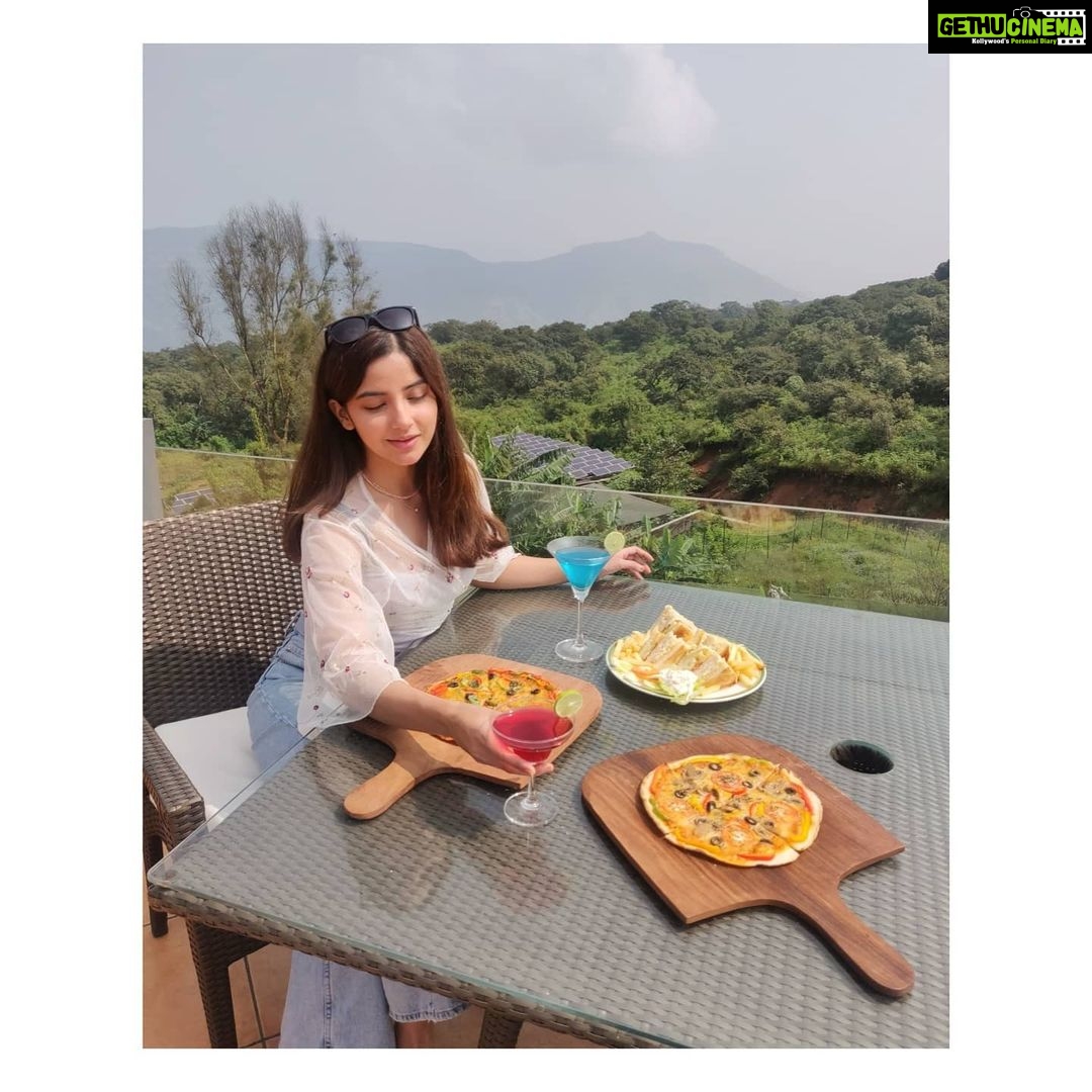 Kashmira Pardesi Instagram - What's better than great views, good food , cozy cafes and good people? π My first time stepping outside Pune post lockdown! Needed a break wanted to chill amidst nature, have some good food and relax. @brightlandresort ticked all the boxes for me with killer views from our beautiful suite ( which I will be sharing soon) food grilled to perfection and impeccable service! Definitely gained a few pounds but totally worth it! Hahah A perfect place for a staycation - Well sanitized and safety assured!! Enjoyed my stay here and hope to be back soon @brightlandresort β€οΈπΈ #travelagain #staycations #views #goodvibes #brightlandmahabaleshwar #kashmiratravels #mahabaleshwar