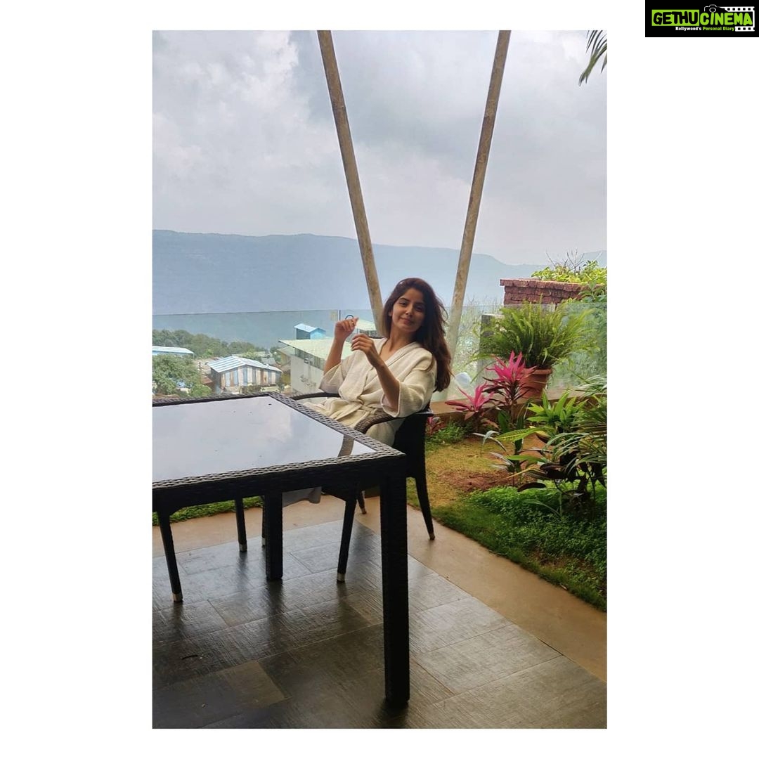 Kashmira Pardesi Instagram - What's better than great views, good food , cozy cafes and good people? π My first time stepping outside Pune post lockdown! Needed a break wanted to chill amidst nature, have some good food and relax. @brightlandresort ticked all the boxes for me with killer views from our beautiful suite ( which I will be sharing soon) food grilled to perfection and impeccable service! Definitely gained a few pounds but totally worth it! Hahah A perfect place for a staycation - Well sanitized and safety assured!! Enjoyed my stay here and hope to be back soon @brightlandresort β€οΈπΈ #travelagain #staycations #views #goodvibes #brightlandmahabaleshwar #kashmiratravels #mahabaleshwar