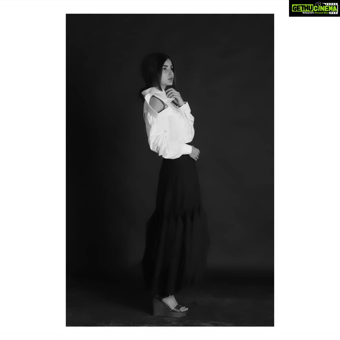 Kashmira Pardesi Instagram - One of the most elegant designs I shot for in NIFT Mumbai. Major #throwback Designer @raaga_kasiraj #fashion #shoot #throwback #blackandwhitephotography #yohjiyamamotoinspired #design #collegethrowback