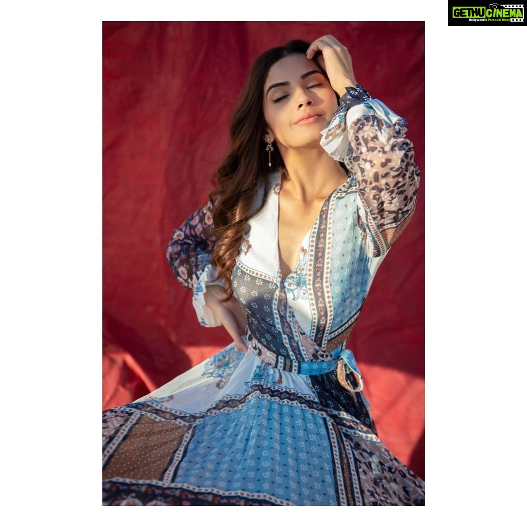 Kashmira Pardesi Instagram - Let the Light in ☀️ #throwback 📷@tejasnerurkarr Styled by: #guesswhodidit Make up : @makeupandhairbyshruti Hair : @aqshataa.mani #light #throwback #tuesdayvibes #grateful #graceful #breezy #goodvibesonly