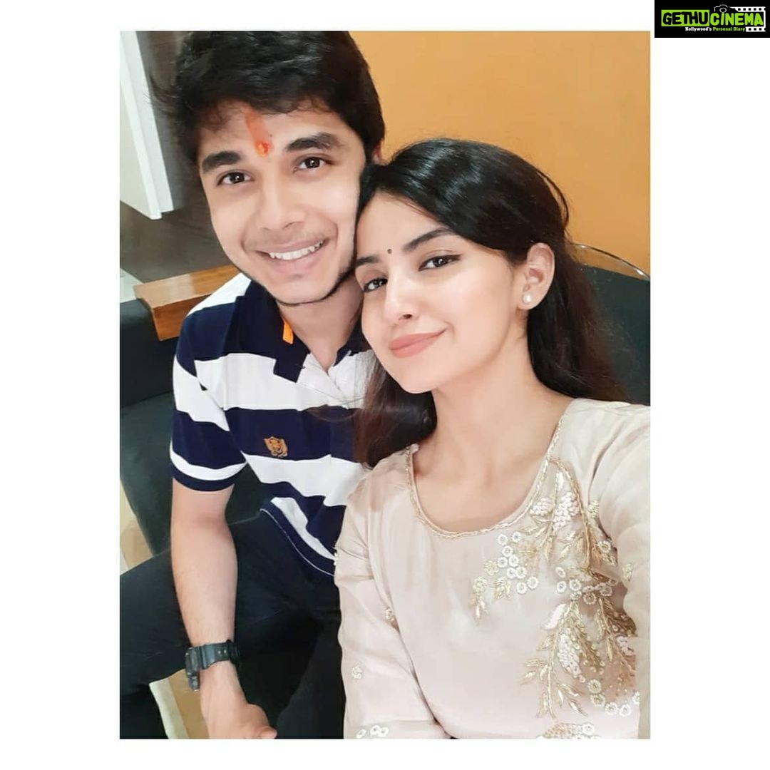 Kashmira Pardesi Instagram - Wishing everyone a very happy Rakshabandhan 🌸✨ #rakhi2020