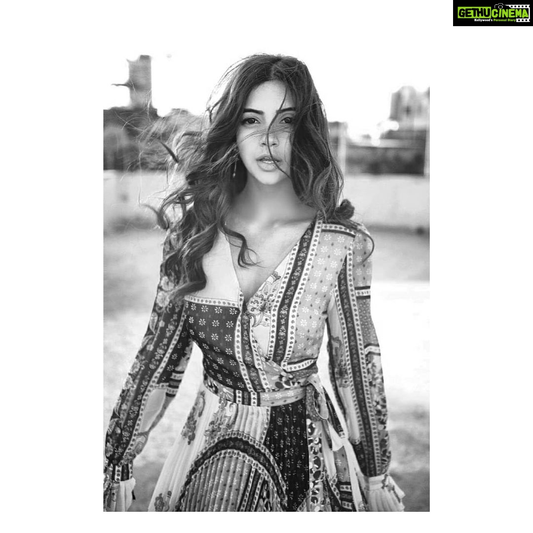 Kashmira Pardesi Instagram - To all the Brave and Brilliant women who seek no validation! #challengeaccepted thank you @meghana_jadhav for nominating me. I further nominate the three gorgeous women @cylikhare @facestoriesbyleenabhushan & @komallluthhra ! #blackandwhite #challengeaccepted #empoweredwomenempowerwomen #indiaagainstabuse #equalityforall