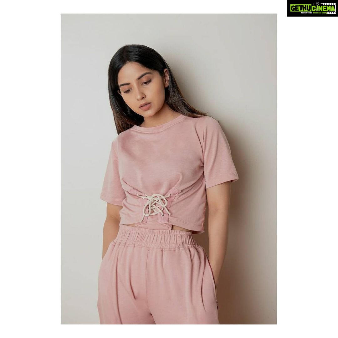 Kashmira Pardesi Instagram - The joy of creating something of your own is one of the greatest and if you're creating with your best friend then you're definitely lucky for being able to do that. One of my favourite pieces from this season's collection at @worth_______ If you haven't yet, check out @worth_______ by @komallluthhra & @kashmiraofficial PC @kalyaam_ #worthss20 #goingstrong #fashionentrepreneurs #fashiondesigners #design #kashmiraofficial