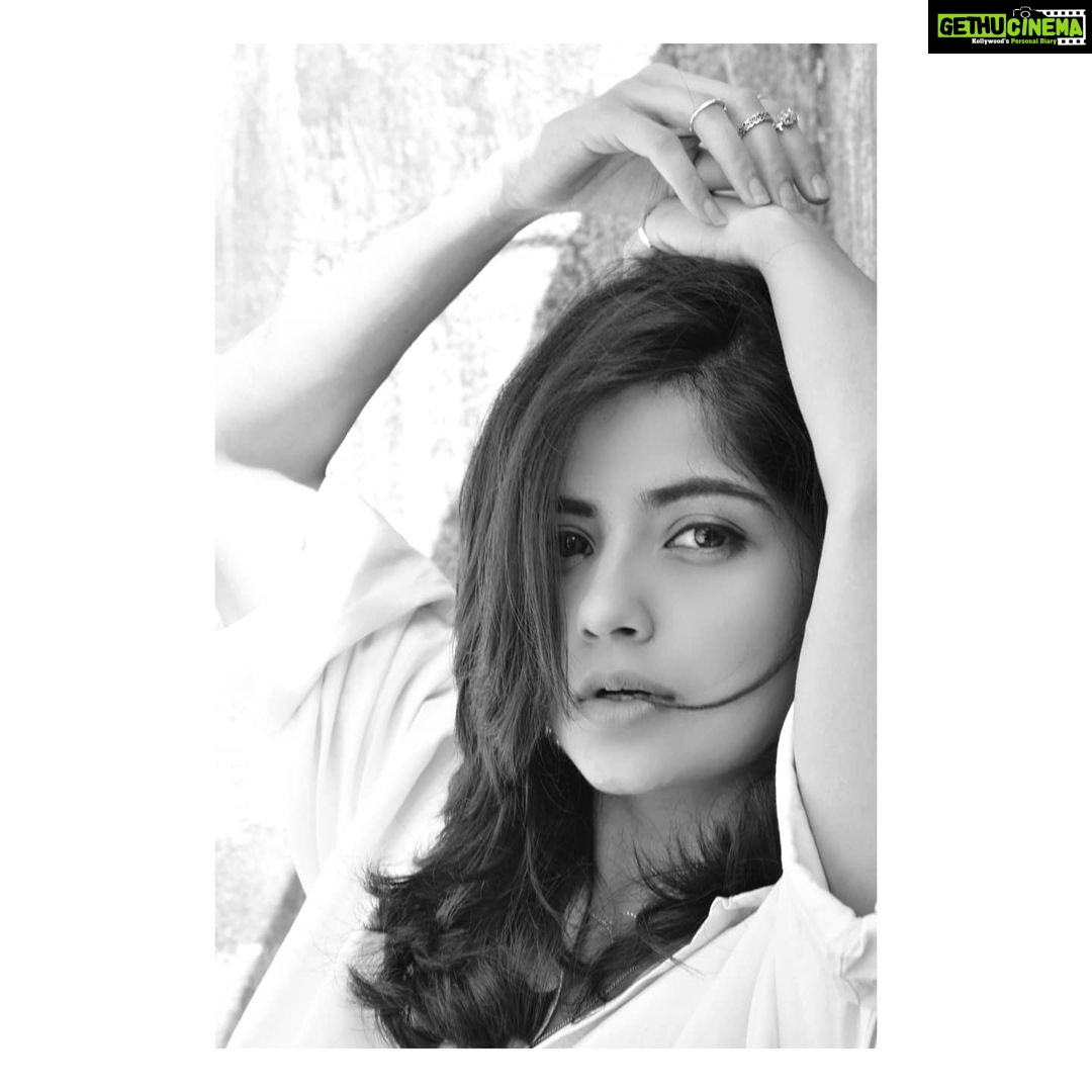 Kashmira Pardesi Instagram - The eyes have their own vocabulary, what a beautiful language to learn 👁️
