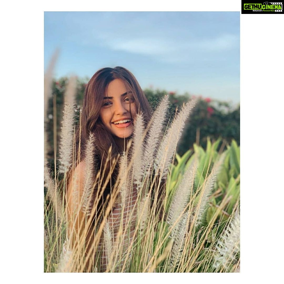 Kashmira Pardesi Instagram - Blue Sky, Wild green Landscape, good conversations and alot of laughter !! #lastyearthistime