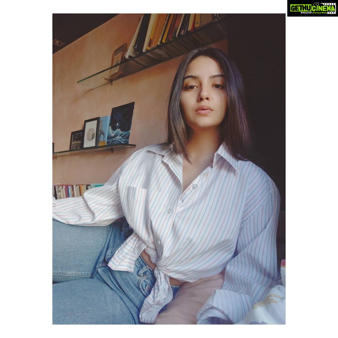 Kashmira Pardesi Instagram - If you loved the #90s you'll love it. #90s #fashion #oversized #thekindilike #classy #vintage #golden #vintagevibes #oldsoul #instafashion #90skid