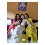 Kashmira Pardesi Instagram - Wishing everyone a very happy Rakshabandhan 🌸✨ #rakhi2020