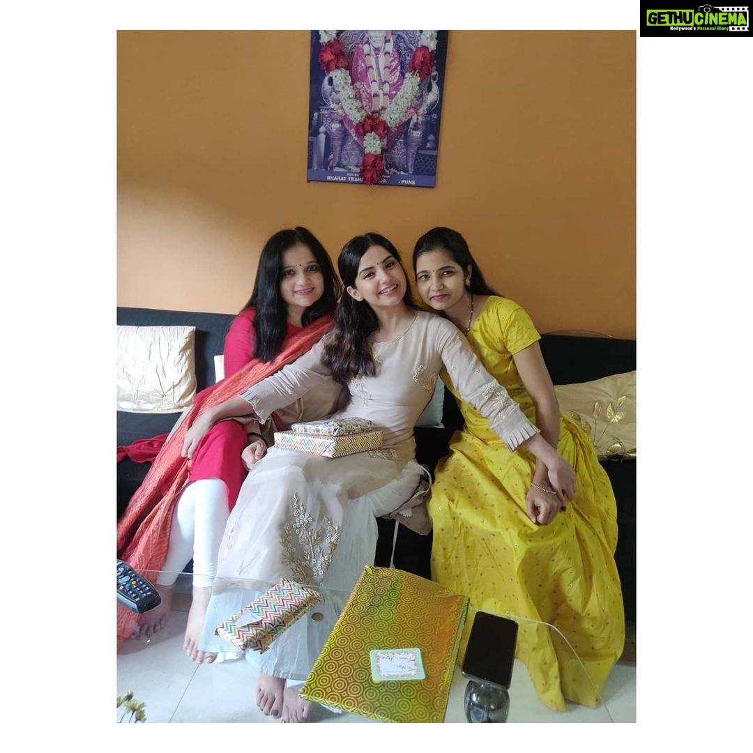 Kashmira Pardesi Instagram - Wishing everyone a very happy Rakshabandhan 🌸✨ #rakhi2020