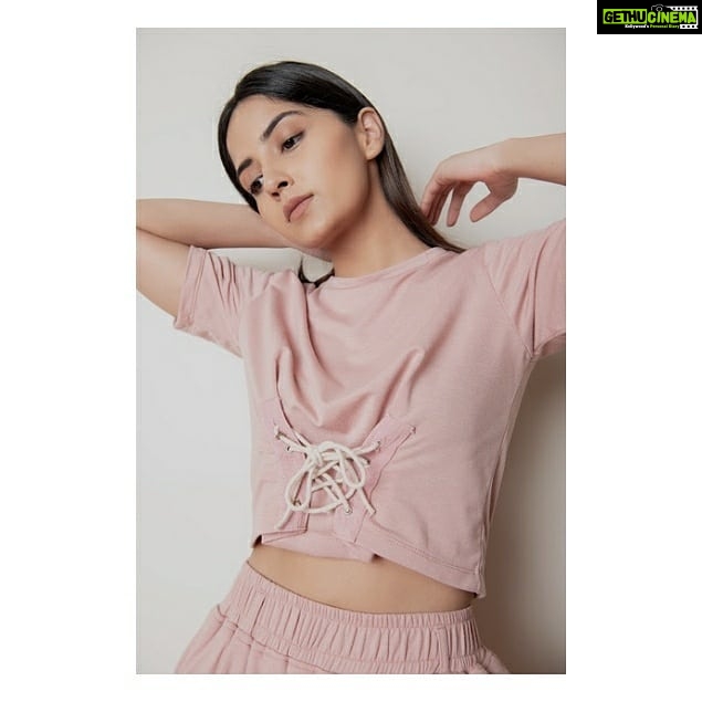 Kashmira Pardesi Instagram - The joy of creating something of your own is one of the greatest and if you're creating with your best friend then you're definitely lucky for being able to do that. One of my favourite pieces from this season's collection at @worth_______ If you haven't yet, check out @worth_______ by @komallluthhra & @kashmiraofficial PC @kalyaam_ #worthss20 #goingstrong #fashionentrepreneurs #fashiondesigners #design #kashmiraofficial