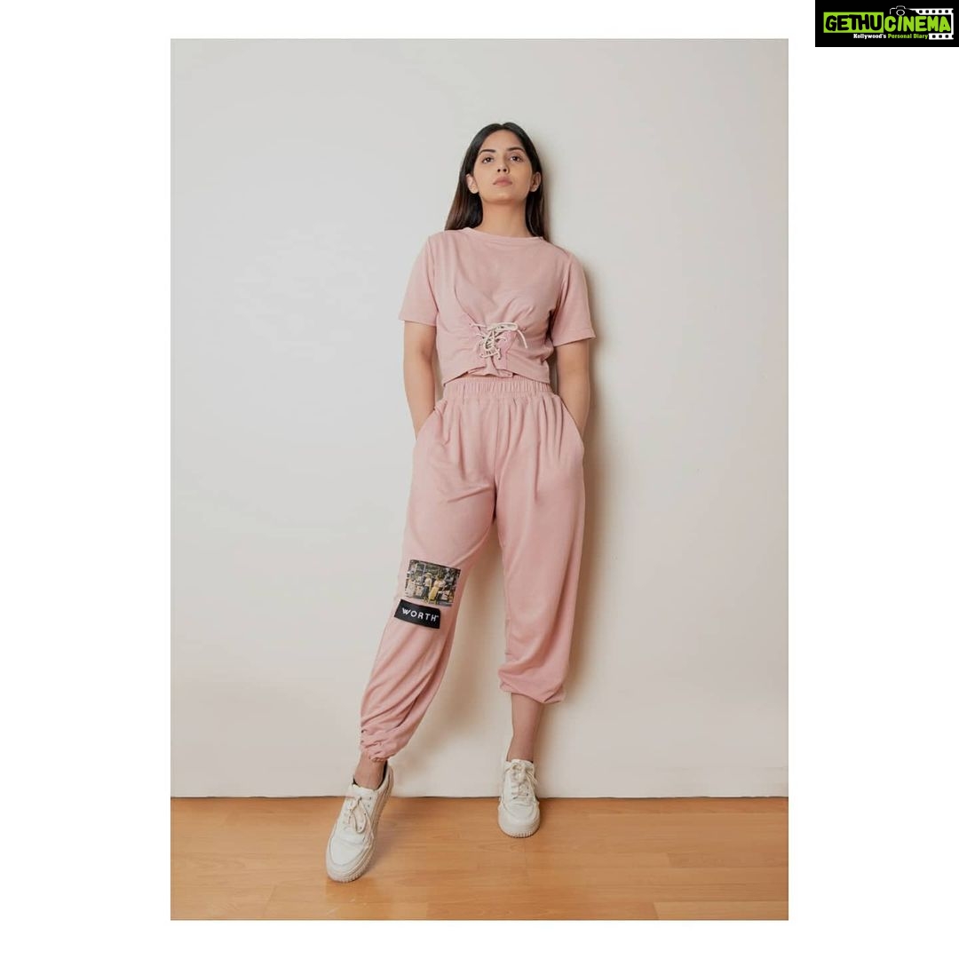 Kashmira Pardesi Instagram - The joy of creating something of your own is one of the greatest and if you're creating with your best friend then you're definitely lucky for being able to do that. One of my favourite pieces from this season's collection at @worth_______ If you haven't yet, check out @worth_______ by @komallluthhra & @kashmiraofficial PC @kalyaam_ #worthss20 #goingstrong #fashionentrepreneurs #fashiondesigners #design #kashmiraofficial