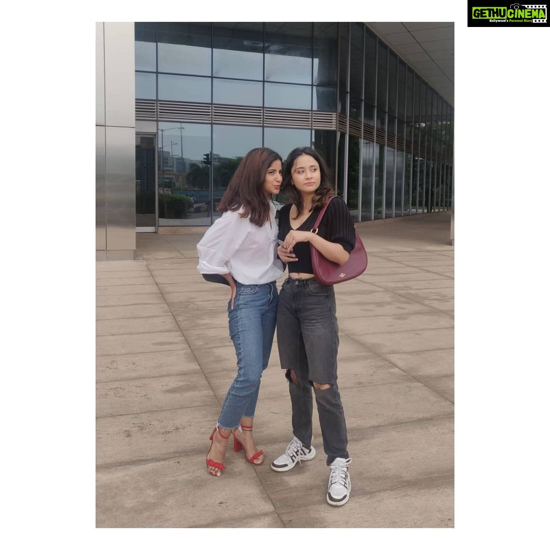 Kashmira Pardesi Instagram - ....when the rain starts to pour #causeyourethereformetoo
