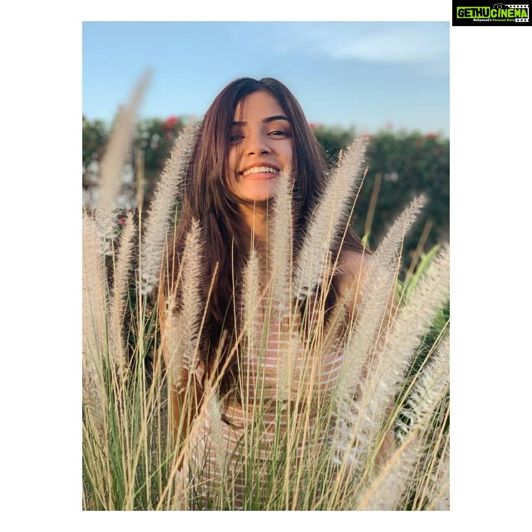 Kashmira Pardesi Instagram - Blue Sky, Wild green Landscape, good conversations and alot of laughter !! #lastyearthistime