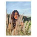 Kashmira Pardesi Instagram - Blue Sky, Wild green Landscape, good conversations and alot of laughter !! #lastyearthistime
