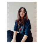 Kashmira Pardesi Instagram - GoldenAgefever 🎞️ Vintage Filters @official.b612 #b612 #b162selfie #film #vintage #vintahefilters #oldfilm #grainy #fashion #quaratinefashion #quaratinephotography
