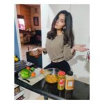 Kashmira Pardesi Instagram – You can’t live a full life on an empty stomach! Eat healthy eat clean eat well!! 💪🏽 #pastayesterday
#saladtoday #balance #dinnerprep #marinatedchicken #coffeeandprep #loveyourself #burnthefat #eatrealfood #dontstarve #quarantine15 #loveyourbody #selflove #doyou #bodyandmind