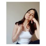 Kashmira Pardesi Instagram - No guarantee if this year can be any better, but you can be!! #smile #intent #positivenote #dowhatyoucan #uncertaintimes #selfreflection #selfportrait #goodvibrations #midweekmotivation