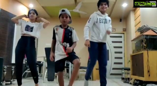 Kashmira Pardesi Instagram - Don't you wanna dance with them!?Ayyy πΊπΊπΊ This one's for my two Dancing Stars πβ¨ You can't Ignore Arnav here π #youngthugs #toosieslide #drake #challenge #dancing #quarantinepartners #damn #wednesday #instagood #instachallenge #hiphop #shakeitoff
