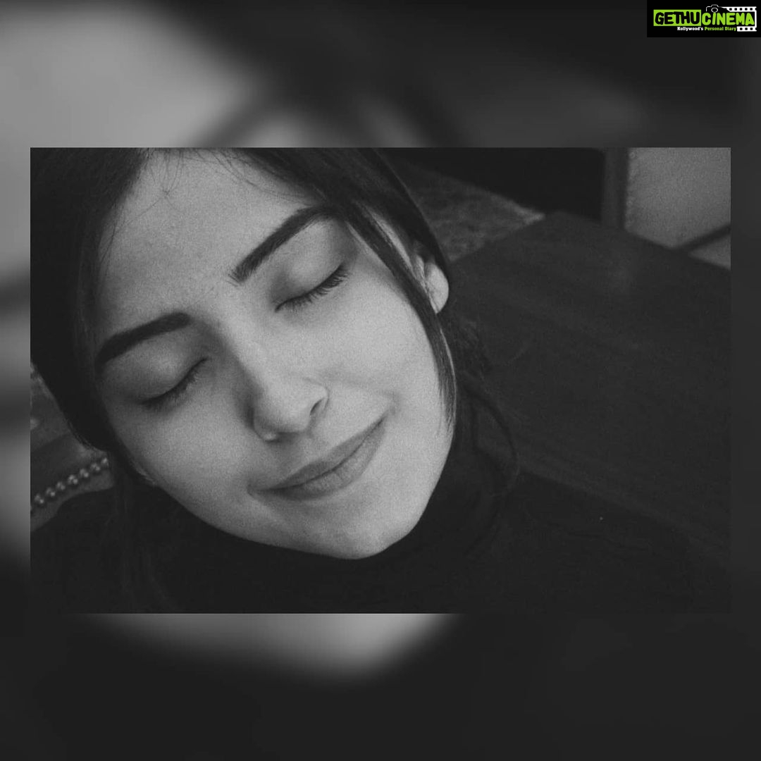 Kashmira Pardesi Instagram - 1/3 B&W series Sometimes the smallest things take up the most room in our hearts! #throwback #bnw #favorite #series #peace #smiles #friday #instagood #instagram #kashmira #kashmiraofficial