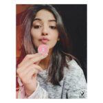 Kashmira Pardesi Instagram - 🍓 #goodevening #coffeetime #coldweather #warmclothes #hotcoffee #rainyday #messyhair #quarentineandchill