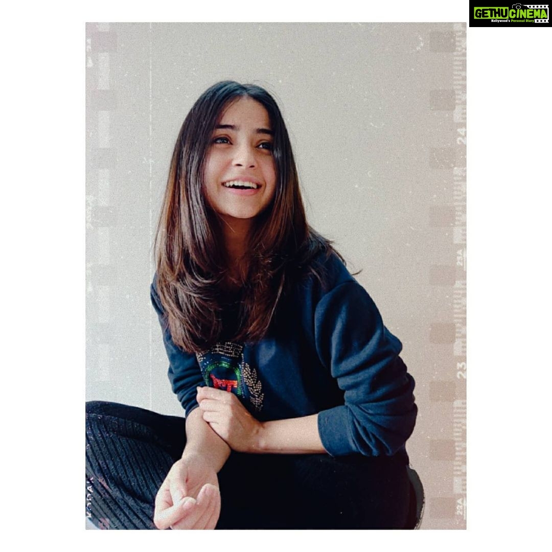 Kashmira Pardesi Instagram - GoldenAgefever 🎞️ Vintage Filters @official.b612 #b612 #b162selfie #film #vintage #vintahefilters #oldfilm #grainy #fashion #quaratinefashion #quaratinephotography