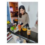 Kashmira Pardesi Instagram - You can't live a full life on an empty stomach! Eat healthy eat clean eat well!! 💪🏽 #pastayesterday #saladtoday #balance #dinnerprep #marinatedchicken #coffeeandprep #loveyourself #burnthefat #eatrealfood #dontstarve #quarantine15 #loveyourbody #selflove #doyou #bodyandmind