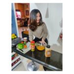 Kashmira Pardesi Instagram - You can't live a full life on an empty stomach! Eat healthy eat clean eat well!! 💪🏽 #pastayesterday #saladtoday #balance #dinnerprep #marinatedchicken #coffeeandprep #loveyourself #burnthefat #eatrealfood #dontstarve #quarantine15 #loveyourbody #selflove #doyou #bodyandmind